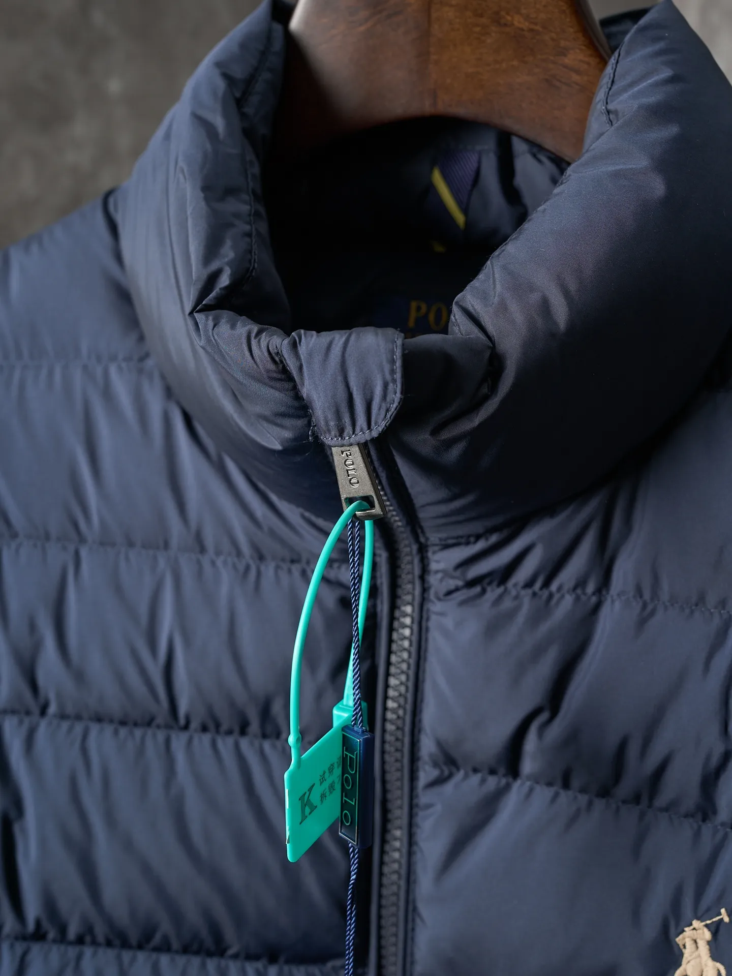 P900 Actual hanging auction】Ralph Lauren/Ralph Lauren pony logo embroidered ribs lightweight down jacket [Ready stock] S M L XL high-quality filling: 90 white duck down is selected, weighing 260g, ensuring excellent thermal insulation performance. After strict screening and processing, the velvet is not easy to drill, ensuring durability. The nylon fabric has good windproof and waterproof properties, which can effectively block the intrusion of wind and rain from the outside. It keeps the interior dry and is suitable for wearing in humid or rainy environments.  The red label on the chest is made with an imported MECLO embroidery machine. The original pattern is scanned first, and then high-quality silk thread is used to make a pattern. The density effect is adjusted by continuous pattern making.  Exquisite details: the zipper design is simple and elegant, easy to operate; the closing design of the cuffs and hem effectively prevents the intrusion of cold wind, improving the warmth and comfort of wearing.  All the hangtags, wash marks, air holes, and four-button buttons are all custom-made using original one-to-one molds.